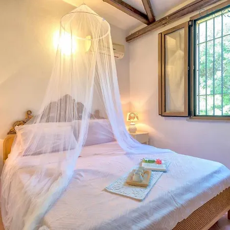 Soraya With Independent Swimming Pool Near The Villa