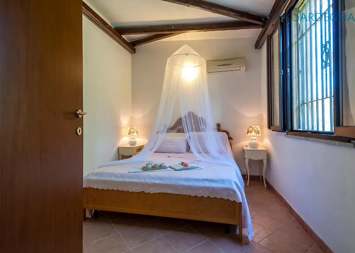 Soraya With Independent Swimming Pool Near The Sassari